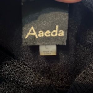 Lightweight black sweater w/embroidered flowers on sleeves 🌺🌹🌸🌼🌺🌷